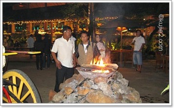 makan malam di restoran Kampung Daun makan malam di restoran Kampung Daun 356x220 Kuala Lumpur Jakarta Bandung
