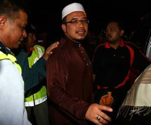 dr. asri. Dr Asri diiringi oleh polis ketika dibawa ke balai polis Hulu Kelang - gambar Mstar