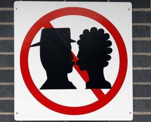 kissing 310x250 One World One Minute