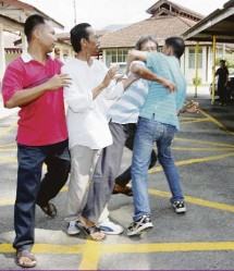bergaduh 215x249 Pening   Loya   Mabuk   Muntah