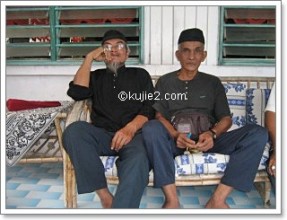 ayah dan kawan 287x220 Dibakar Tidak Hangus Dan Direndam Tidak Basah