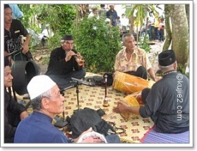 ayahdankawan 287x220 Dibakar Tidak Hangus Dan Direndam Tidak Basah