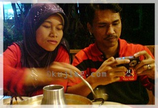 azman ishak dan isteri azman ishak dan isteri 320x220 Kelahiran 08 08 2010 – Tahniah Mr & Mrs Kreuger