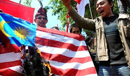 demonstrasi halau duta malaysia demonstrasi halau duta malaysia 427x250 Malaysia Indonesia: Dulu Seruncing Buluh, Kini Sebusuk Najis?