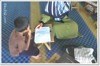 anak orang asli 381x250 Di sebelahnya Pusat Serenti Di depannya Orang Asli 