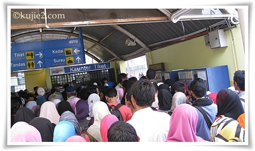 stesen putra stesen putra Pesta Buku : Kesesakan Stesen Komuter Putra