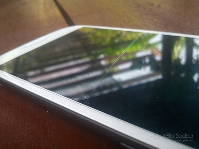Samsung Galaxy S3 Cracked Screen